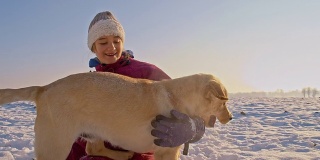 雪中女孩和小狗玩耍