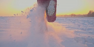 慢动作女孩在雪中奔跑