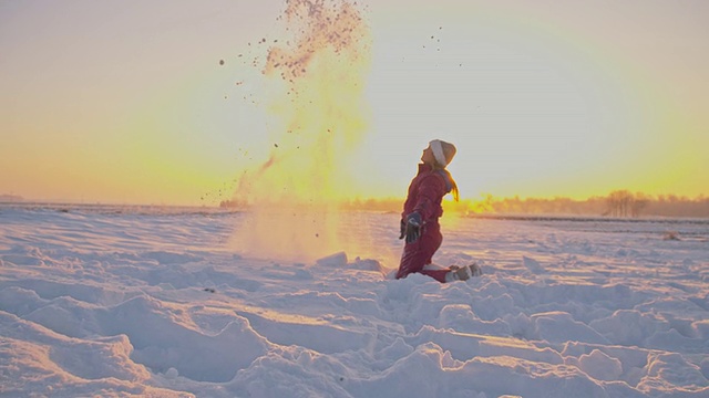 慢动作女孩向空中抛雪