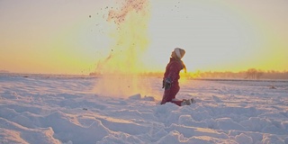 慢动作女孩向空中抛雪