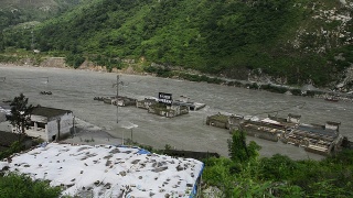 河流流过被遗弃的地震废墟视频素材模板下载