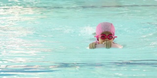 小女孩在游泳池里