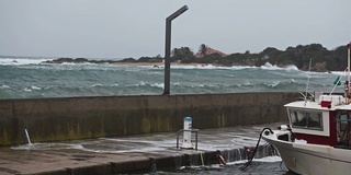 风浪冲击着港堤