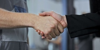 机械师和客户握手