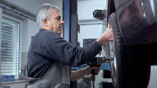 机械师换轮胎视频素材模板下载