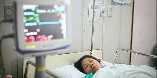躺在医院病床上的女人