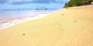 慢动作海浪溅在巴厘岛的沙滩上
