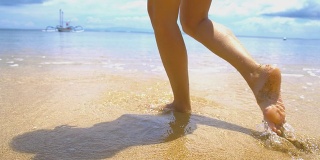 慢动作性感女人沿着巴厘岛海滩散步