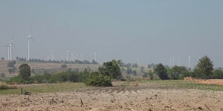 多利在风力发电场拍摄风力发电的风车