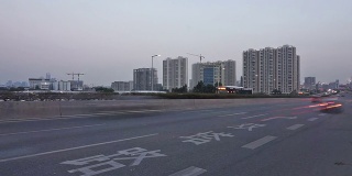 日落时分，繁华的交通和现代城市广州的城市景观。