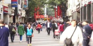 广州的人群、步行街和商业建筑外观，时光流逝。