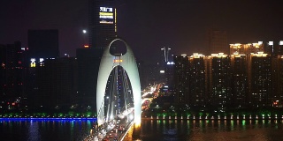 广州现代都市夜间过桥交通繁忙，时光流逝。
