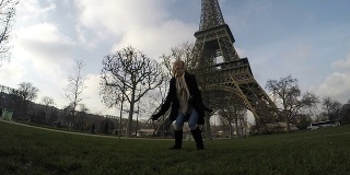 一名女子在巴黎埃菲尔铁塔旁缓慢跳跃