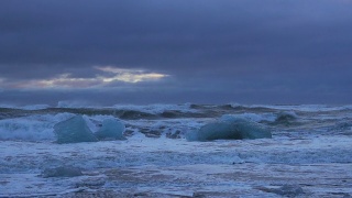 海浪击碎冰山的慢镜头视频素材模板下载