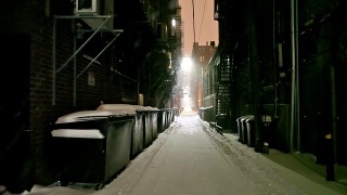 寒冷多雾的城市小巷视频素材模板下载