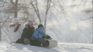 孩子平底雪橇滑雪视频素材模板下载