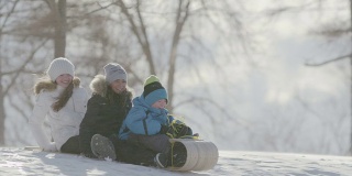 孩子平底雪橇滑雪