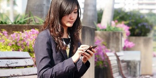 亚洲商界女性使用智能手机