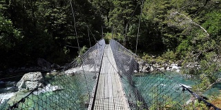 在新西兰穿过一座悬索桥