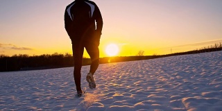 欣喜若狂的慢跑者在雪地里感到胜利