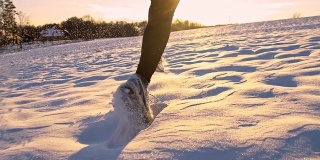 慢动作在雪地里慢跑