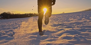 慢动作男人在雪地里慢跑