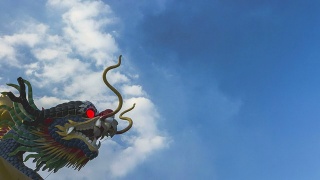 时间流逝:中国龙雕塑与移动的云背景视频素材模板下载