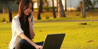 亚洲女性工作与笔记本电脑