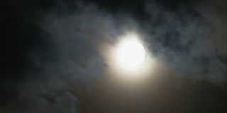 月与云