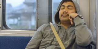 淘金:地铁里孤独的瞌睡虫