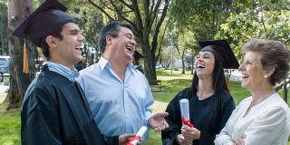 毕业那天全家看起来都很开心