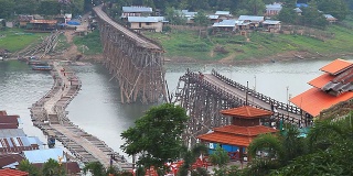 旧木桥倒塌，泰国