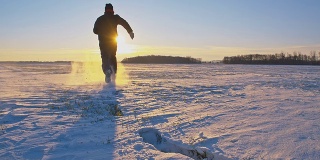 慢动作男人在新落的雪中奔跑