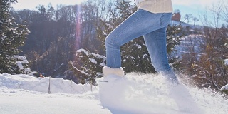 慢动作女人在雪中跋涉