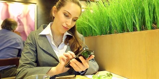 HD:在餐厅用手机工作的商人。