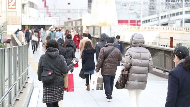 高清慢镜头:行人、通勤者、人群在大阪站步行