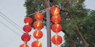 中国的红灯笼装饰在中国新年，倾斜