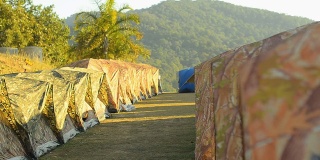 平移和聚焦:从侧面看许多帐篷