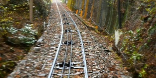 铁路在秋雨天