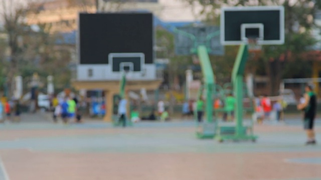 一群朋友在公园里打篮球。