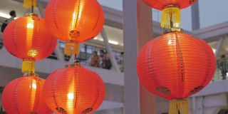 中国的红灯笼装饰在中国新年，倾斜下来