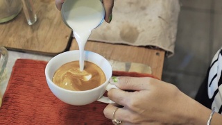 拉花艺术，咖啡师倒牛奶，慢镜头视频素材模板下载