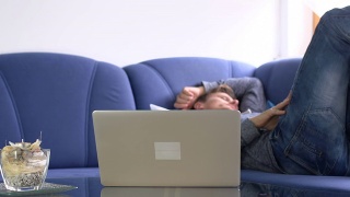 一个人躺在沙发上视频素材模板下载