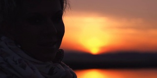 HD:欣赏日落风景的女人