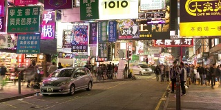 随着时间的推移，晚上香港购物街的交通和人群。
