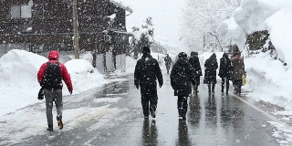 日本白川古世界遗产降雪，游客拥挤