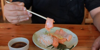 美味的寿司和生鱼片