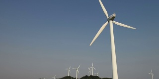 山上旋转的风力涡轮机
