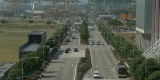时间推移平移拍摄的Marina Boulevard与港口活动的背景