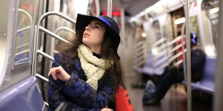 女孩在地铁
